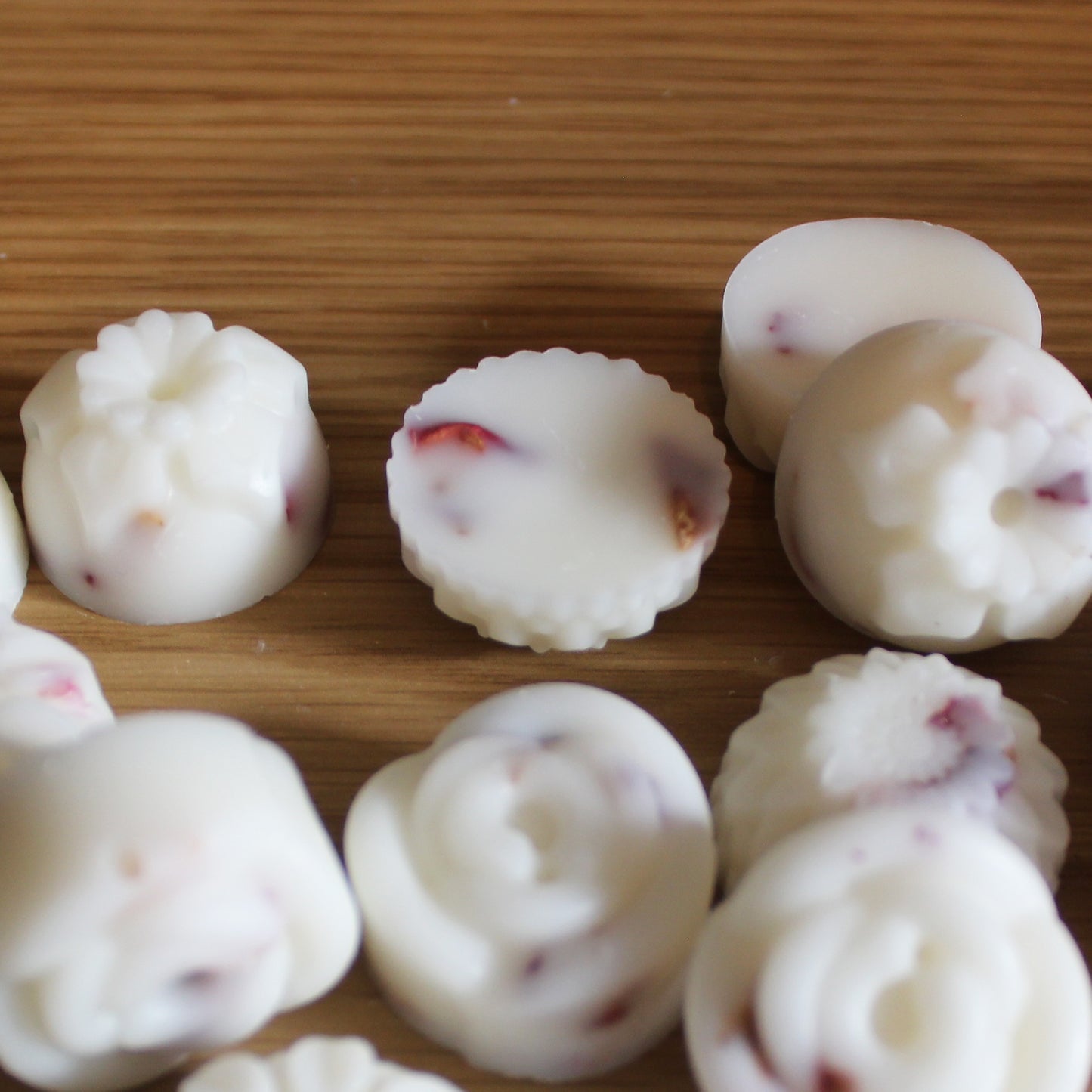 Wild Fig & Cassis Botanical Wax Melts — Infused with Dried Rose Petals (Pack of 14)