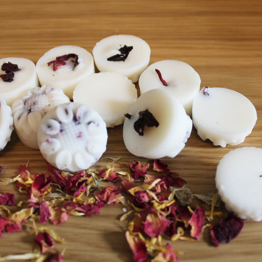 Vanilla & Musk Botanical Wax Melts — Infused with Dried Hibiscus (Pack of 14)