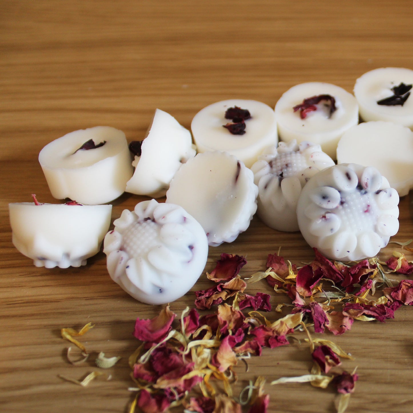 Vanilla & Musk Botanical Wax Melts — Infused with Dried Hibiscus (Pack of 14)